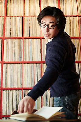 포토 JPG 남자 40대 중년 중년라이프 실내 한명 서기 상반신 성인 옆모습 다이어리 한국인 빈티지 추억 진열장 음악다방 찾기 남자만 중년남자한명만 안경낌 국내포토 1 라이프스타일 안경 음악 뷰포인트 컨셉 모션 사람 동양인 내부 사무용품 다방 남자한명만 중년남자만 파일형식