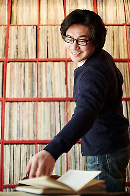 포토 JPG 남자 40대 중년 중년라이프 실내 한명 서기 상반신 성인 옆모습 다이어리 한국인 빈티지 추억 진열장 음악다방 찾기 남자만 중년남자한명만 안경낌 국내포토 1 라이프스타일 안경 음악 뷰포인트 컨셉 모션 사람 동양인 내부 사무용품 다방 남자한명만 중년남자만 파일형식