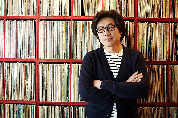 포토 JPG 남자 40대 중년 중년라이프 실내 한명 서기 미소 상반신 성인 앞모습 팔짱 기댐 한국인 빈티지 추억 진열장 음악다방 남자만 중년남자한명만 국내포토 1 라이프스타일 음악 뷰포인트 컨셉 모션 표정 사람 동양인 내부 다방 남자한명만 중년남자만 파일형식