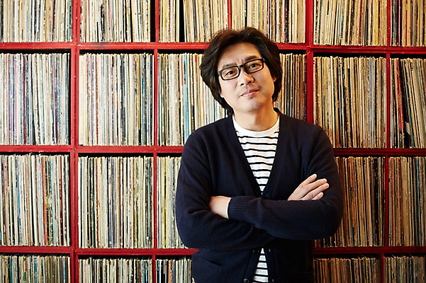 포토 JPG 남자 40대 중년 중년라이프 실내 한명 서기 미소 상반신 성인 앞모습 팔짱 기댐 한국인 빈티지 추억 진열장 음악다방 남자만 중년남자한명만 국내포토 1 라이프스타일 음악 뷰포인트 컨셉 모션 표정 사람 동양인 내부 다방 남자한명만 중년남자만 파일형식