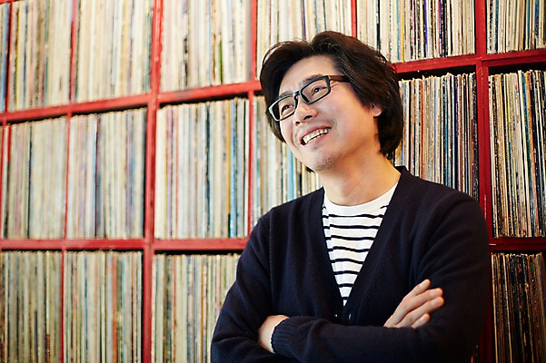 포토 JPG 남자 40대 중년 중년라이프 실내 한명 서기 미소 상반신 성인 앞모습 팔짱 기댐 한국인 빈티지 추억 진열장 음악다방 남자만 중년남자한명만 국내포토 1 라이프스타일 음악 뷰포인트 컨셉 모션 표정 사람 동양인 내부 다방 남자한명만 중년남자만 파일형식