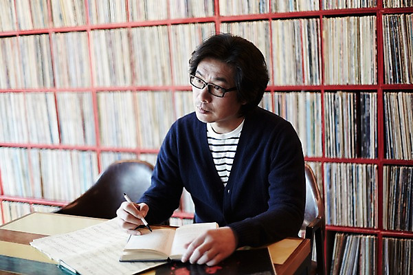 포토 JPG 남자 40대 중년 중년라이프 실내 한명 앉기 상반신 성인 앞모습 다이어리 한국인 빈티지 추억 음악다방 남자만 중년남자한명만 국내포토 1 라이프스타일 음악 뷰포인트 컨셉 모션 사람 동양인 내부 사무용품 다방 남자한명만 중년남자만 파일형식