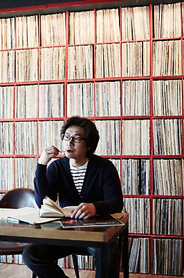 포토 JPG 남자 40대 중년 중년라이프 실내 한명 앉기 상반신 성인 앞모습 다이어리 한국인 빈티지 추억 음악다방 남자만 중년남자한명만 국내포토 1 라이프스타일 음악 뷰포인트 컨셉 모션 사람 동양인 내부 사무용품 다방 남자한명만 중년남자만 파일형식