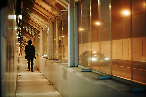 포토 JPG 전신 남자 40대 중년 중년라이프 한명 정장 성인 야외 앞모습 걷기 원근감 한국인 터널 고독 야간 퇴근 퇴근길 남자만 중년남자한명만 국내포토 자연요소 1 라이프스타일 옷 감정 길 뷰포인트 모션 사람 동양인 출퇴근 남자한명만 중년남자만 파일형식