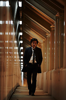 포토 JPG 전신 남자 40대 중년 중년라이프 한명 정장 성인 야외 앞모습 걷기 원근감 한국인 터널 고독 야간 퇴근 퇴근길 남자만 중년남자한명만 국내포토 자연요소 1 라이프스타일 옷 감정 길 뷰포인트 모션 사람 동양인 출퇴근 남자한명만 중년남자만 파일형식