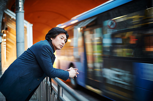 포토 JPG 남자 40대 중년 난간 중년라이프 버스 한명 서기 정장 상반신 성인 야외 옆모습 기댐 한국인 터널 고독 야간 퇴근 퇴근길 남자만 중년남자한명만 국내포토 자연요소 1 라이프스타일 옷 감정 길 육상교통 뷰포인트 모션 대중교통 사람 동양인 출퇴근 남자한명만 중년남자만 파일형식