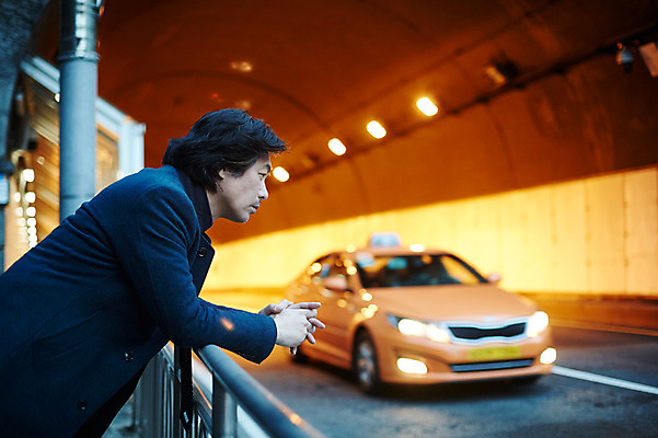 포토 JPG 남자 40대 중년 난간 중년라이프 한명 서기 정장 상반신 성인 야외 옆모습 기댐 한국인 터널 고독 야간 퇴근 택시 퇴근길 남자만 중년남자한명만 국내포토 자연요소 1 라이프스타일 옷 감정 길 뷰포인트 모션 승용차 자동차 사람 동양인 출퇴근 남자한명만 중년남자만 파일형식