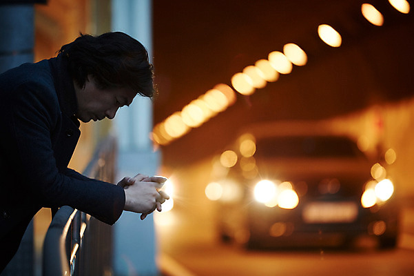 포토 JPG 남자 40대 중년 난간 중년라이프 한명 서기 정장 상반신 성인 야외 옆모습 기댐 한국인 터널 고독 야간 퇴근 퇴근길 남자만 중년남자한명만 국내포토 자연요소 1 라이프스타일 옷 감정 길 뷰포인트 모션 사람 동양인 출퇴근 남자한명만 중년남자만 파일형식