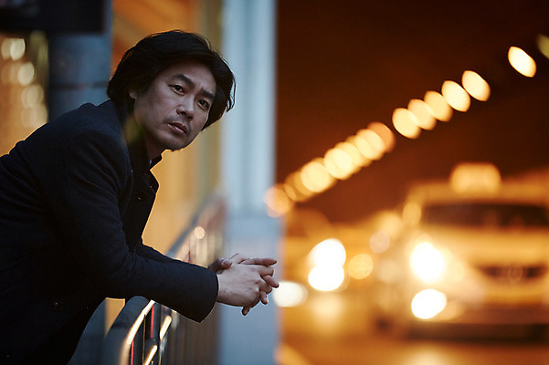 포토 JPG 남자 40대 중년 난간 중년라이프 한명 서기 정장 상반신 성인 야외 옆모습 기댐 한국인 터널 고독 야간 퇴근 퇴근길 남자만 중년남자한명만 국내포토 자연요소 1 라이프스타일 옷 감정 길 뷰포인트 모션 사람 동양인 출퇴근 남자한명만 중년남자만 파일형식