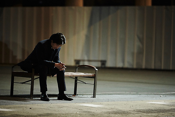 포토 JPG 전신 공원 남자 40대 중년 벤치 중년라이프 한명 앉기 정장 성인 야외 앞모습 한국인 고독 야간 퇴근 퇴근길 남자만 중년남자한명만 국내포토 자연요소 1 라이프스타일 옷 공공시설 감정 뷰포인트 의자 모션 사람 동양인 출퇴근 남자한명만 중년남자만 파일형식