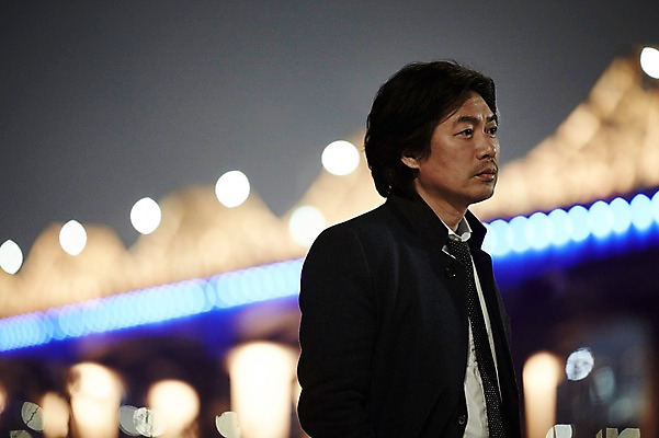 포토 JPG 남자 40대 중년 중년라이프 한명 서기 정장 상반신 성인 야외 옆모습 한국인 고독 야간 한강 퇴근 퇴근길 한강다리 남자만 중년남자한명만 국내포토 자연요소 1 라이프스타일 옷 감정 뷰포인트 모션 서울 사람 동양인 다리_건축물 출퇴근 랜드마크 남자한명만 중년남자만 파일형식