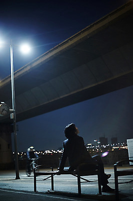 포토 JPG 전신 남자 40대 중년 벤치 중년라이프 한명 앉기 정장 성인 야외 뒷모습 한국인 고독 야간 한강 퇴근 퇴근길 남자만 중년남자한명만 국내포토 자연요소 1 라이프스타일 옷 감정 뷰포인트 의자 모션 서울 사람 동양인 출퇴근 랜드마크 남자한명만 중년남자만 파일형식