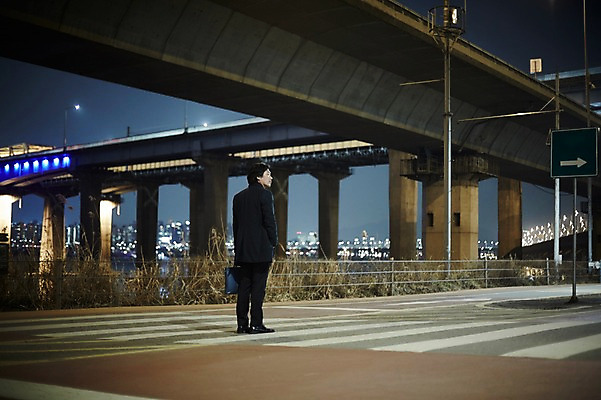 포토 JPG 전신 남자 40대 중년 중년라이프 한명 서기 정장 성인 야외 뒷모습 한국인 횡단보도 고독 야간 퇴근 퇴근길 한강다리 남자만 중년남자한명만 국내포토 자연요소 1 라이프스타일 옷 감정 뷰포인트 모션 사람 동양인 다리_건축물 보행로 한강 출퇴근 남자한명만 중년남자만 파일형식