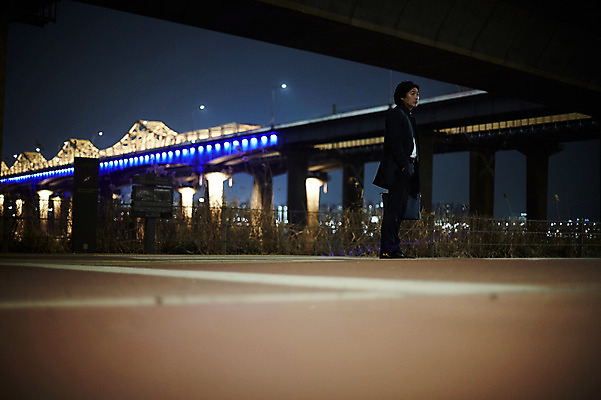 포토 JPG 전신 남자 40대 중년 중년라이프 한명 서기 정장 성인 야외 옆모습 한국인 고독 야간 퇴근 퇴근길 한강다리 남자만 중년남자한명만 국내포토 자연요소 1 라이프스타일 옷 감정 뷰포인트 모션 사람 동양인 다리_건축물 한강 출퇴근 남자한명만 중년남자만 파일형식