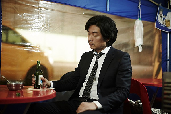 포토 JPG 남자 40대 중년 중년라이프 한명 앉기 정장 상반신 성인 야외 옆모습 한국인 고독 야간 퇴근 소주 퇴근길 포장마차 남자만 중년남자한명만 혼족 국내포토 자연요소 1 라이프스타일 옷 감정 뷰포인트 모션 주류 사람 동양인 식당 출퇴근 싱글라이프 남자한명만 중년남자만 파일형식