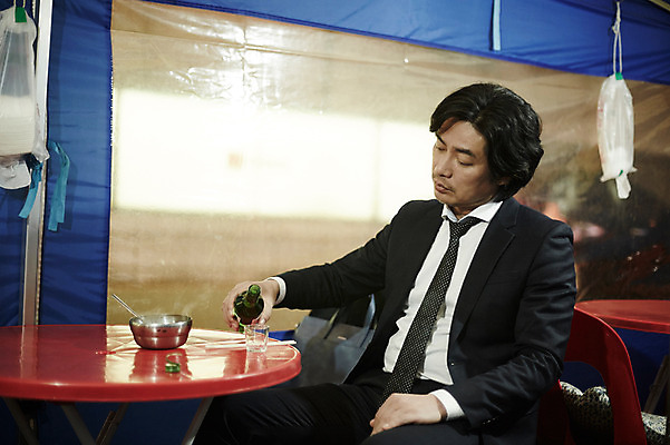 포토 JPG 남자 40대 중년 중년라이프 한명 앉기 정장 상반신 성인 야외 옆모습 한국인 고독 야간 퇴근 소주 퇴근길 포장마차 남자만 중년남자한명만 혼족 국내포토 자연요소 1 라이프스타일 옷 감정 뷰포인트 모션 주류 사람 동양인 식당 출퇴근 싱글라이프 남자한명만 중년남자만 파일형식