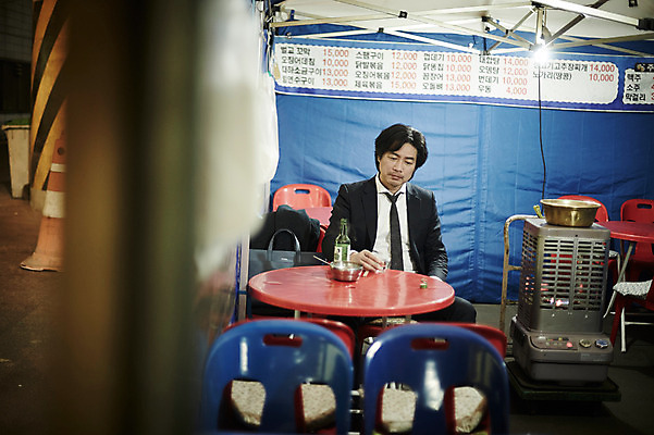 포토 JPG 남자 40대 중년 중년라이프 한명 앉기 정장 상반신 성인 야외 앞모습 한국인 고독 야간 퇴근 소주 퇴근길 포장마차 남자만 중년남자한명만 혼족 국내포토 자연요소 1 라이프스타일 옷 감정 뷰포인트 모션 주류 사람 동양인 식당 출퇴근 싱글라이프 남자한명만 중년남자만 파일형식