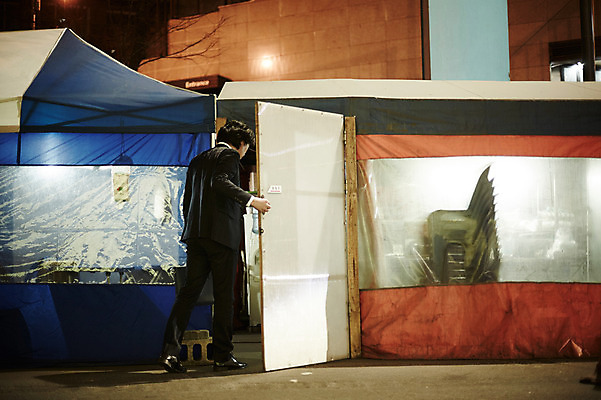 포토 JPG 전신 남자 40대 중년 중년라이프 한명 서기 정장 성인 야외 뒷모습 한국인 고독 야간 퇴근 들어가기 퇴근길 포장마차 남자만 중년남자한명만 국내포토 자연요소 1 라이프스타일 옷 감정 뷰포인트 모션 사람 동양인 식당 출퇴근 남자한명만 중년남자만 파일형식