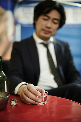 포토 JPG 남자 40대 중년 중년라이프 한명 앉기 정장 상반신 성인 야외 앞모습 아웃포커스 한국인 고독 야간 퇴근 소주 소주병 퇴근길 포장마차 남자만 중년남자한명만 혼족 국내포토 자연요소 1 라이프스타일 옷 감정 뷰포인트 모션 술병 주류 촬영기법 사람 동양인 식당 출퇴근 싱글라이프 남자한명만 중년남자만 파일형식