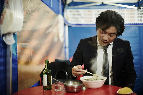 포토 JPG 남자 40대 중년 중년라이프 한명 앉기 정장 상반신 성인 야외 앞모습 한국인 고독 야간 퇴근 우동 소주 퇴근길 포장마차 남자만 중년남자한명만 혼족 국내포토 자연요소 1 라이프스타일 옷 감정 뷰포인트 모션 주류 사람 동양인 식당 면류 출퇴근 일본음식 싱글라이프 남자한명만 중년남자만 파일형식