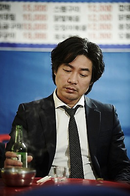 포토 JPG 남자 40대 중년 중년라이프 한명 앉기 정장 상반신 성인 야외 앞모습 한국인 고독 야간 퇴근 소주 퇴근길 포장마차 남자만 중년남자한명만 혼족 국내포토 자연요소 1 라이프스타일 옷 감정 뷰포인트 모션 주류 사람 동양인 식당 출퇴근 싱글라이프 남자한명만 중년남자만 파일형식