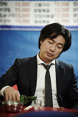 포토 JPG 남자 40대 중년 중년라이프 한명 앉기 정장 상반신 성인 야외 앞모습 한국인 고독 야간 퇴근 소주 퇴근길 포장마차 남자만 중년남자한명만 혼족 국내포토 자연요소 1 라이프스타일 옷 감정 뷰포인트 모션 주류 사람 동양인 식당 출퇴근 싱글라이프 남자한명만 중년남자만 파일형식