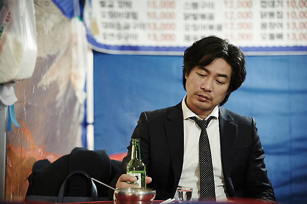 포토 JPG 남자 40대 중년 중년라이프 한명 앉기 정장 상반신 성인 야외 앞모습 한국인 고독 야간 퇴근 소주 퇴근길 포장마차 남자만 중년남자한명만 혼족 국내포토 자연요소 1 라이프스타일 옷 감정 뷰포인트 모션 주류 사람 동양인 식당 출퇴근 싱글라이프 남자한명만 중년남자만 파일형식