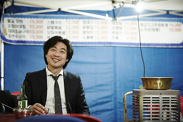 포토 JPG 남자 40대 중년 중년라이프 한명 미소 앉기 정장 상반신 성인 야외 앞모습 한국인 고독 야간 퇴근 소주 퇴근길 포장마차 남자만 중년남자한명만 혼족 국내포토 자연요소 1 라이프스타일 옷 감정 뷰포인트 모션 주류 표정 사람 동양인 식당 출퇴근 싱글라이프 남자한명만 중년남자만 파일형식