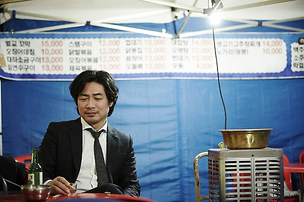 포토 JPG 남자 40대 중년 중년라이프 한명 앉기 정장 상반신 성인 야외 앞모습 한국인 고독 야간 퇴근 소주 퇴근길 포장마차 남자만 중년남자한명만 혼족 국내포토 자연요소 1 라이프스타일 옷 감정 뷰포인트 모션 주류 사람 동양인 식당 출퇴근 싱글라이프 남자한명만 중년남자만 파일형식