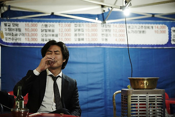 포토 JPG 남자 40대 중년 중년라이프 한명 앉기 정장 상반신 성인 야외 앞모습 한국인 마시기 고독 야간 퇴근 소주 퇴근길 포장마차 남자만 중년남자한명만 혼족 국내포토 자연요소 1 라이프스타일 옷 감정 뷰포인트 모션 주류 사람 동양인 식당 출퇴근 싱글라이프 남자한명만 중년남자만 파일형식