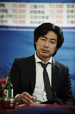 포토 JPG 남자 40대 중년 중년라이프 한명 앉기 정장 상반신 성인 야외 앞모습 한국인 고독 야간 퇴근 소주 퇴근길 포장마차 남자만 중년남자한명만 혼족 국내포토 자연요소 1 라이프스타일 옷 감정 뷰포인트 모션 주류 사람 동양인 식당 출퇴근 싱글라이프 남자한명만 중년남자만 파일형식