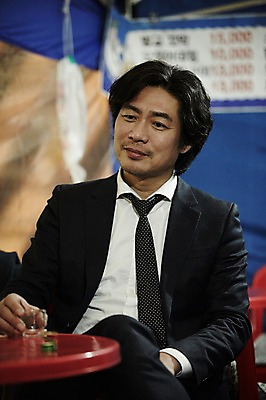 포토 JPG 남자 40대 중년 중년라이프 한명 앉기 정장 상반신 성인 야외 앞모습 한국인 고독 야간 퇴근 소주 퇴근길 포장마차 남자만 중년남자한명만 혼족 국내포토 자연요소 1 라이프스타일 옷 감정 뷰포인트 모션 주류 사람 동양인 식당 출퇴근 싱글라이프 남자한명만 중년남자만 파일형식