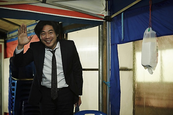 포토 JPG 남자 40대 중년 중년라이프 한명 미소 정장 상반신 성인 야외 앞모습 걷기 한국인 고독 야간 퇴근 손인사 퇴근길 포장마차 남자만 중년남자한명만 국내포토 자연요소 1 라이프스타일 옷 감정 뷰포인트 모션 표정 사람 동양인 식당 인사 출퇴근 남자한명만 중년남자만 파일형식