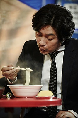 포토 JPG 남자 40대 중년 중년라이프 한명 앉기 정장 상반신 성인 야외 앞모습 한국인 고독 야간 먹기 퇴근 우동 퇴근길 포장마차 남자만 중년남자한명만 국내포토 자연요소 1 라이프스타일 옷 감정 뷰포인트 모션 사람 동양인 식당 면류 출퇴근 일본음식 남자한명만 중년남자만 파일형식