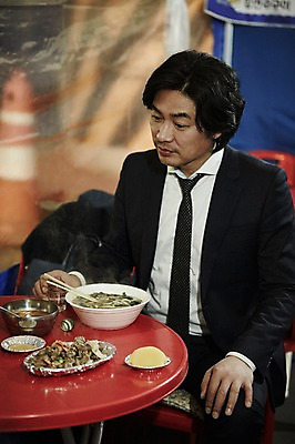 포토 JPG 남자 40대 중년 중년라이프 한명 앉기 정장 상반신 성인 야외 앞모습 한국인 고독 야간 안주 퇴근 우동 퇴근길 포장마차 남자만 중년남자한명만 국내포토 자연요소 1 라이프스타일 옷 감정 뷰포인트 모션 사람 동양인 식당 면류 출퇴근 일본음식 남자한명만 중년남자만 파일형식