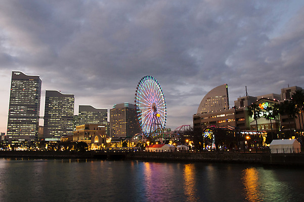 포토 JPG 구름 해외풍경 바다 야경 하늘 빌딩 사람없음 야외 도시풍경 일본 해안도시 대관람차 요코하마 국내포토 자연요소 해외 아시아 풍경 건물 도시 놀이기구 야간 파일형식 풍경_경치