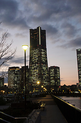 포토 JPG 구름 해외풍경 야경 가로등 벤치 하늘 빌딩 사람없음 야외 도시풍경 일본 요코하마 국내포토 자연요소 해외 공공시설 아시아 의자 풍경 건물 도시 야간 파일형식 풍경_경치