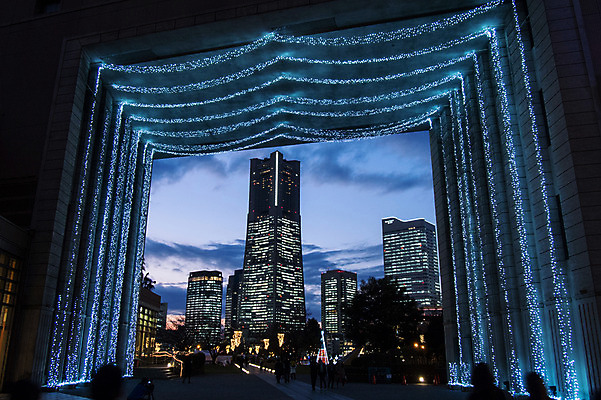 포토 JPG 구름 해외풍경 야경 하늘 조명 빌딩 여러명 야외 도시풍경 일본 요코하마 국내포토 자연요소 해외 아시아 다수 사람 풍경 건물 도시 야간 파일형식 풍경_경치