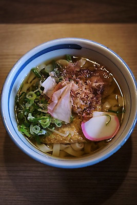 포토 JPG 그릇 음식 사람없음 면류 우동 파 가츠오부시 유부 유부우동 일본음식 국내포토 식기 채소 식재료 파일형식