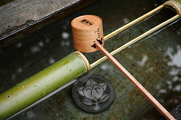 포토 JPG 주간 해외풍경 종교시설 사람없음 야외 물 일본 사찰 대나무 바가지 국내포토 자연요소 나무 해외 아시아 종교 종교건축 풍경 시설 파일형식