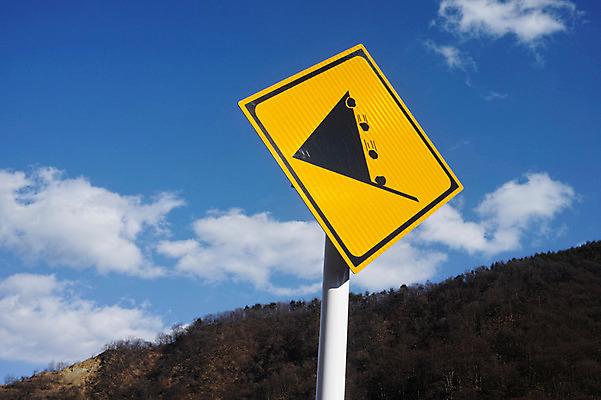 포토 JPG 주간 구름 하늘 산 사람없음 야외 표지판 낙석주의 국내포토 자연요소 알림판 경고 파일형식