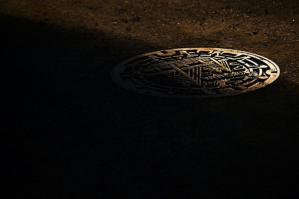 포토 JPG 그림자 거리풍경 사람없음 야외 맨홀 맨홀뚜껑 국내포토 거리 풍경 파일형식