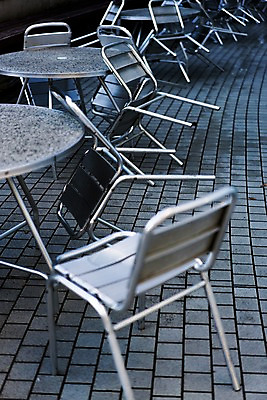 포토 JPG 주간 해외풍경 의자 탁자 거리풍경 사람없음 야외 아웃포커스 도시풍경 일본 노천카페 국내포토 자연요소 해외 아시아 가구 거리 촬영기법 풍경 카페 도시 파일형식