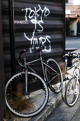 포토 JPG 주간 해외풍경 거리풍경 사람없음 야외 도시풍경 일본 자전거 도쿄 그래피티 주차 국내포토 자연요소 해외 아시아 거리 풍경 바이크 도시 낙서 그림 파일형식