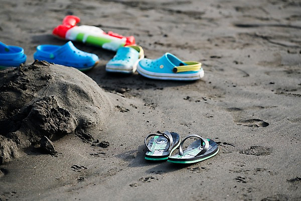 포토 JPG 주간 모래 신발 해변 사람없음 야외 모래사장 쪼리 국내포토 자연요소 바다 샌들 파일형식