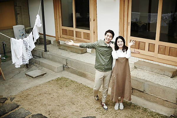 포토 JPG 주간 전신 부부 여자 남자 한옥 서기 20대 성인 야외 두명 앞모습 정원 활발 한국인 빨랫줄 즐거움 손인사 신혼집 부부라이프 성인만 국내포토 자연요소 한국전통 라이프스타일 커플 감정 줄 뷰포인트 컨셉 고건축 모션 사람 동양인 청년 인사 파일형식