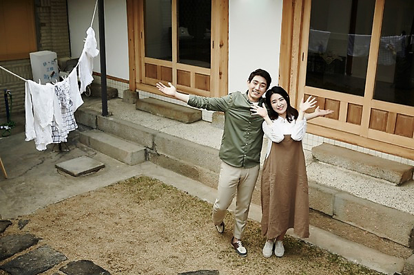 포토 JPG 주간 전신 부부 여자 남자 한옥 서기 20대 성인 야외 두명 앞모습 정원 활발 한국인 빨랫줄 즐거움 손인사 신혼집 부부라이프 성인만 국내포토 자연요소 한국전통 라이프스타일 커플 감정 줄 뷰포인트 컨셉 고건축 모션 사람 동양인 청년 인사 파일형식