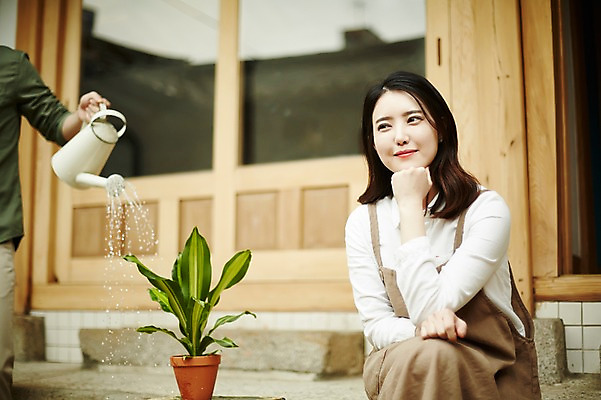 포토 JPG 주간 부부 여자 남자 화분 여유 한옥 서기 앉기 상반신 20대 성인 야외 두명 앞모습 물뿌리개 한국인 즐거움 물주기 신혼집 부부라이프 성인만 국내포토 자연요소 한국전통 라이프스타일 커플 감정 뷰포인트 고건축 모션 사람 동양인 청년 파일형식