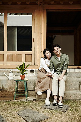 포토 JPG 주간 전신 부부 여자 남자 화분 한옥 앉기 20대 성인 야외 두명 앞모습 기댐 다정 한국인 즐거움 돌계단 신혼집 부부라이프 성인만 국내포토 자연요소 한국전통 라이프스타일 커플 감정 뷰포인트 컨셉 고건축 모션 사람 동양인 청년 계단 돌_바위 파일형식
