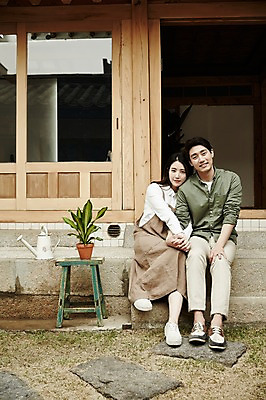 포토 JPG 주간 전신 부부 여자 남자 화분 한옥 앉기 20대 성인 야외 두명 앞모습 기댐 다정 한국인 즐거움 돌계단 신혼집 부부라이프 성인만 국내포토 자연요소 한국전통 라이프스타일 커플 감정 뷰포인트 컨셉 고건축 모션 사람 동양인 청년 계단 돌_바위 파일형식
